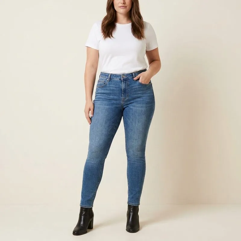 Skinny jeans worn by a woman with an hourglass figure