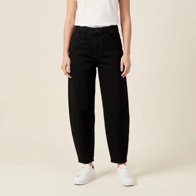 Barrel jeans, black, worn on a model