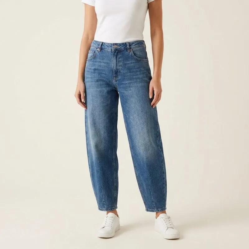 Barrel jeans, worn on a model