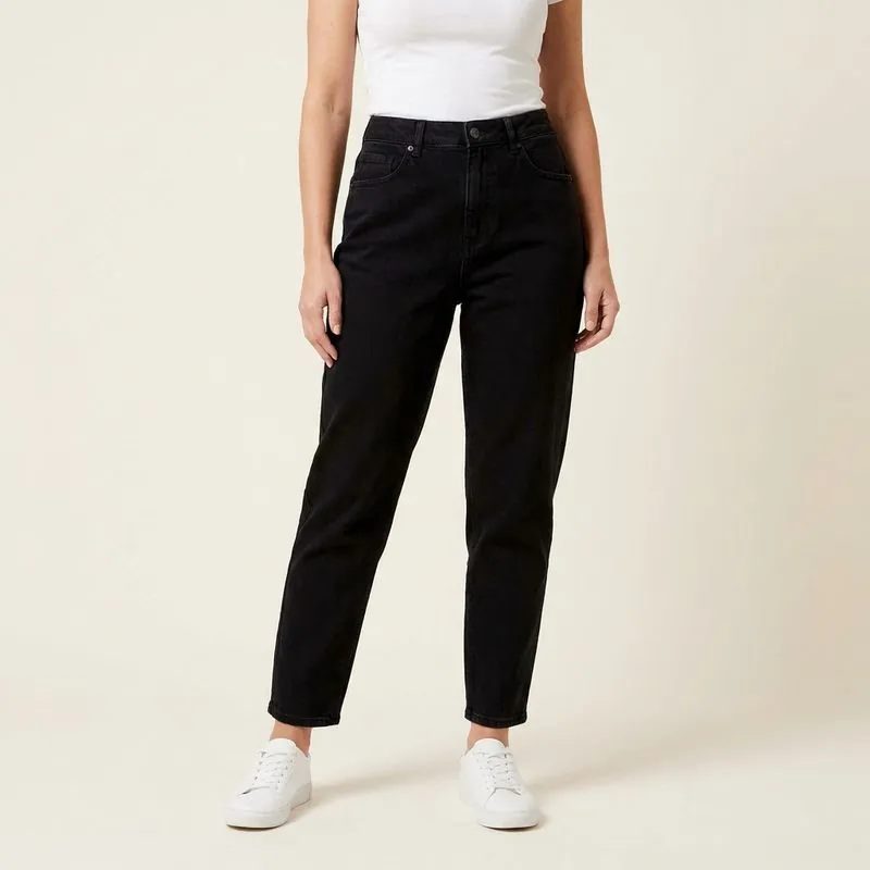 Mom jeans, black, worn on a model