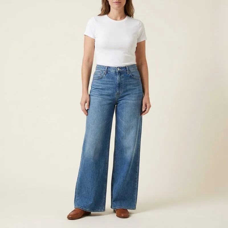 Wide Leg jeans, worn on a model